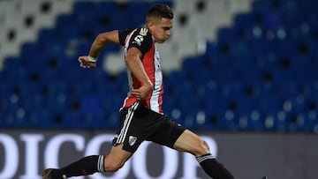 Rafael Santos Borré durante un partido con River Plate.