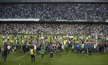 Al final de la sesión, varias decenas de aficionados saltaron al césped y tuvo que intervenir la seguridad privada del club, aunque no se produjo ningún altercado ni nada pasó a mayores. Los futbolistas se marcharon tranquilamente a los vestuarios.