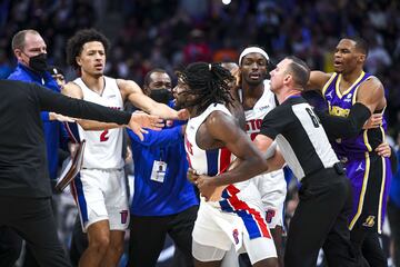 después de ser sancionado con una falta flagrante tipo 2 por golpear con su codo en la cara del jugador de los Pistons Isaiah Stewart.

