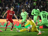 Marcel Ruiz (L) of Toluca fights for the ball with Sebastian Jurado (R) of Juarez during the quarter-final first match between FC Juarez and Toluca as part of the Liga BBVA MX, Torneo Apertura 2025 at Olimpico Benito Juarez Stadium, on November 26, 2025 in Ciudad Juarez, Chihuahua, Mexico.
