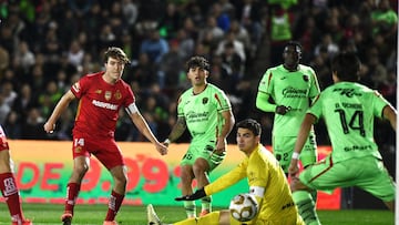Marcel Ruiz (L) of Toluca fights for the ball with Sebastian Jurado (R) of Juarez during the quarter-final first match between FC Juarez and Toluca as part of the Liga BBVA MX, Torneo Apertura 2025 at Olimpico Benito Juarez Stadium, on November 26, 2025 in Ciudad Juarez, Chihuahua, Mexico.