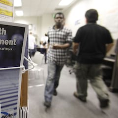 ¿Hay ayuda federal para personas sin empleo disponible para trabajadores desempleados de larga duración?