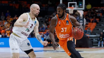 Ojeleye penetra a canasta ante Bickauskis.