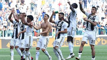Juventus' Cristiano Ronaldo, 4th from left, and temmates celebrate their 2-1 win over Sassuolo, at the end of a Serie A soccer match between Juventus and Sassuolo, at the Allianz Stadium in Turin, Italy, Sunday, Sept. 16, 2018. (Andrea Di Marco/ANSA