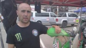 <b>CONFIANZA. </b>Martínez, ante su moto después de una dura etapa.