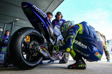 Rossi inspecciona la Yamaha en Jerez.