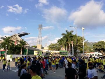 Los aficionados hacen presencia en el Alfonso López de Bucaramanga, previo al inicio de la fase final del Torneo Preolímpico 2020. Colombia, Brasil. Argentina y Uruguay por los dos cupos a Tokio. 