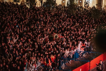 El campeón del mundo del peso pluma de la UFC, Ilia Topuria, es recibido por más de 8.000 aficionados en la plaza del Ayuntamiento de Alicante.