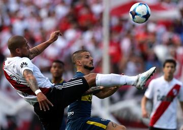 Soccer Football - River Plate v Boca Juniors - Argentine First Division - Antonio V. Liberti stadium, Buenos Aires, Argentina - November 5, 2017 - Boca Juniors' Dario Benedetto and River Plate's Jonatan Maidana in action.