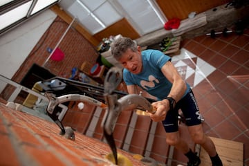 Carlos Soria, de 82 años, se entrena en su casa de Moralzarzal (Madrid). El alpinista español se prepara para escalar la sierra del Dhaulagiri y viajará a Nepal en marzo. Su reto es convertirse en la persona de más edad en alcanzar la cumbre de las 14 montañas más altas del mundo.