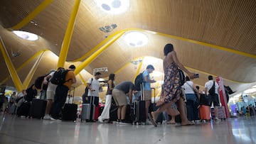 Varias personas con maletas, en la terminal 4 del aeropuerto Adolfo Suárez Madrid-Barajas, a 24 de julio de 2025, en Madrid (España). Solo el Grupo Iberia (Iberia, Iberia Express y Air Nostrum) prevé desplazar 342.000 pasajeros en estos días, con 2.557 vuelos de los que 2.113 tienen Madrid-Barajas como base principal. Además, se han añadido 15 vuelos chárter para dar cobertura a la demanda extra, sobre todo para conexiones internacionales y de cruceros. El dispositivo especial arranca a las 15.00 horas de hoy, jueves 24 de julio hasta las 23.59 horas del domingo 27 de julio.
24 JULIO 2025;OPERACIÓN SALIDA;PUENTE DE SANTIAGO;VUELOS;VIAJEROS;VERANO;MALETAS
Eduardo Parra / Europa Press
24/07/2025