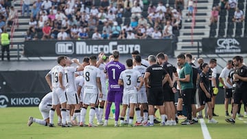La plantilla del Ceuta, durante una pausa de hidratación.