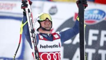 Peter Fill celebra su triunfo en la Copa del Mundo de Esqu&iacute; Alpino tras la prueba de descenso en la estaci&oacute;n de esqu&iacute; de Saint-Moritz.
