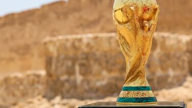 El trofeo de la Copa Mundial de la FIFA en gira por Bahréin.
