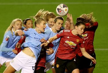 Jill Scott, del Manchester City, remata de cabeza un balón ante la resistencia del Manchester United, en el que juega la perla española Ona Batlle (en la imagen aparece en primera línea a la derecha). El derbi, que correspondía a la tercera ronda de la FA WSL Cup, se terminó resolviendo en los penaltis, con triunfo del United por 4-3.