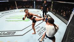 Joanna Jedrzejczyk golpea a Michelle Waterson durante el UFC Tampa.