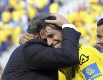 El jugador de la UD Las Palmas Juan Carlos Valerón se abraza al presidente, Miguel Angel Ramírez, durante el homenaje que le brindó hoy el club tras el partido de Liga con el Athletic Club de Bilbao, último de "El Flaco",  en el estadio Gran Canaria.