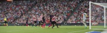 El centrocampista croata del F. C. Barcelona, Ivan Rakitic, cabecea el balón ante el guardameta del Athletic de Bilbao, Iraizoz, consiguiendo el primer gol del equipo blaugrana.