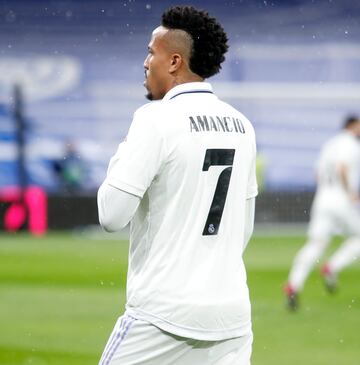 Los jugadores del Real Madrid lucen una camiseta homenaje a Amancio con su dorsal y nombre.