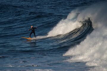 Una persona practica surf este sábado en la playa de Los Locos de la localidad cántabra de Suances. Desde este sábado, las personas mayores de 14 años pueden ir a pasear y hacer deporte individual, respetando unos horarios y la distancia de seguridad, unas salidas que se suman a los paseos de los niños que comenzaron a estar permitidos el pasado domingo tras semanas de confinamiento por el coronavirus.