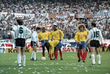 Con goles de Fredy Rincón (x2), Asprilla (x2) y Adolfo 'El Tren' Valencia, Colombia goleó a Argentina en Buenos Aires.