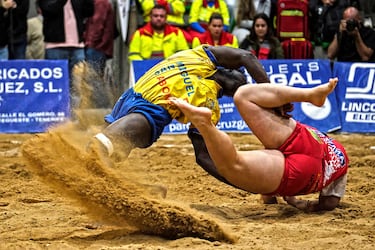 El Club de Lucha Chimbesque y el Club de lucha Rosario se enfrentaron el domingo en la final de la Liga Caixabank de Primera Categoría de lucha canaria en el terrero Mencey Tegueste de Tenerife. Los de San Miguel de Abona levantaron por tercer año consecutivo el trofeo de campeón de Tenerife y se consolidan como el gran rival a batir en la lucha canaria.