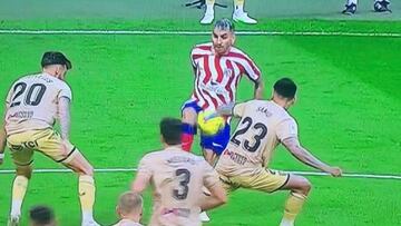 Mano de Samu Costa en el partido contra el Atlético.