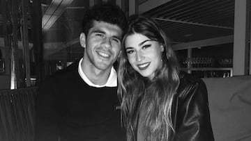 El futbolista del FC Barcelona Carles Ale&ntilde;&aacute; con su novia, Ingrid Gaixas.