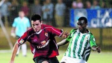 <b>CONTROL. </b>El Murcia fue el dueño del encuentro aunque no pudo batir a Casto. El Betis mejoró al final y salvó el empate.