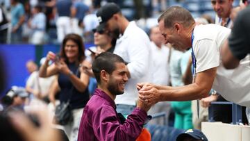 Carlos Alcaraz se saluda con el golfista Sergio García, en las gradas del US Open.