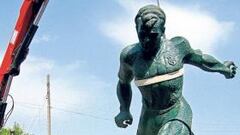 El Camp Nou tendrá a partir de hoy una estatua de Kubala