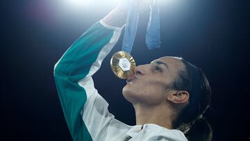 Paris 2024 Olympics - Boxing - Women's 66kg - Victory Ceremony - Roland-Garros Stadium, Paris, France - August 09, 2024. Gold medallist Imane Khelif of Algeria kisses her medal. REUTERS/Peter Cziborra TPX IMAGES OF THE DAY