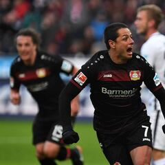 Con 'Chicharito' los 90', el Bayer regresó con el pie derecho