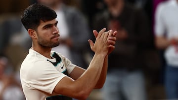 Carlos Alcaraz, al final de su partido contra Lorenzo Musetti en Roland Garros.