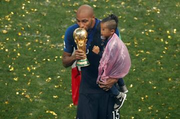 Steven Nzonzi besa la copa con su hijo en brazos.