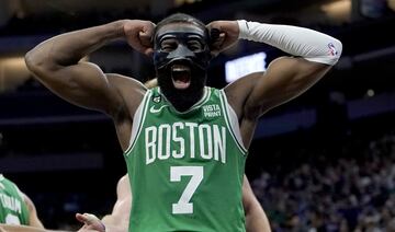 Los Boston Celtics no están en su mejor momento de la temporada. Tras semanas liderando la NBA, ahora ven como, incluso, pueden acabar terceros de su conferencia después de una mala racha de resultados. Jaylen Brown, que aún juega con máscara por una lesión en la cara, celebra con rabia la victoria en la pista de los Sacramento Kings.