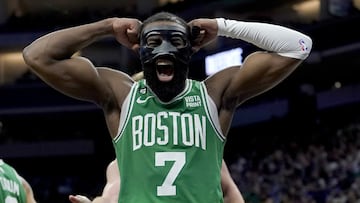 Los Boston Celtics no están en su mejor momento de la temporada. Tras semanas liderando la NBA, ahora ven como, incluso, pueden acabar terceros de su conferencia después de una mala racha de resultados. Jaylen Brown, que aún juega con máscara por una lesión en la cara, celebra con rabia la victoria en la pista de los Sacramento Kings.