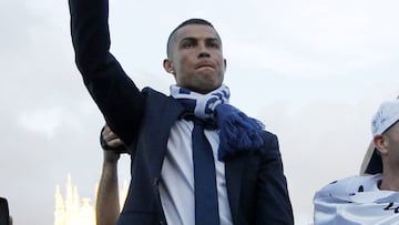 Cristiano saluda a la afici&oacute;n durante la celebraci&oacute;n de la Duod&eacute;cima en Cibeles.