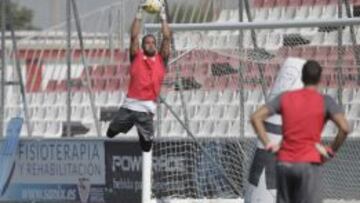 Beto, durante un entrenamiento con el Sevilla.