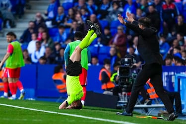 El árbitro asistente Alberto Rodríguez Moreno se levanta así del suelo. 