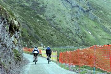 El peligro del monte Crostis es su sterrato mal compactado en los últimos 2,5 kilómetros, sin vallas, quitamiedos o nada que evitara una caída al vacío, excepto en ciertas zonas o curvas de riesgo máximo que la organización del Giro de Italia instaló. 