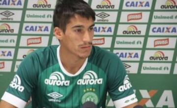 Lateral del Chapecoense de 21 años de edad, procedente del Botafogo, quien había hecho carrera en la B de Brasil, primero en Göias y luego en el club de Chapecó.