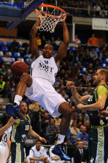 Slaughter machaca el aro en un partido ante el Unicaja, marca de la casa.