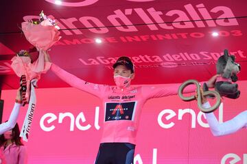 Tao Geoghegan Hart celebrando en el podio su victoria en el Giro de Italia 2020