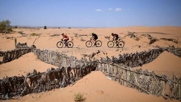 Imagen de varios corredores durante la Titan Desert 2019.