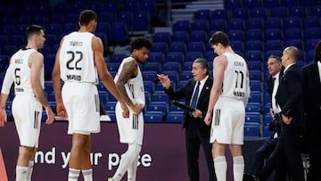 Sergio Scariolo dialoga con Mario Hezonja y Chuma Okeke.