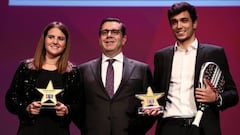 GRAF275. MADRID, 12/03/2018.- Los palistas Ariana S&aacute;nchez y Alejandro Gal&aacute;n (d), galardonados con los premios a jugadores revelaci&oacute;n de 2017, posan junto al consejero delegado del World Padel Tour, Jos&eacute; Luis Serrano, durante la Gala WPT 2018, en la que se premian a los m&aacute;s destacados del a&ntilde;o pasado y se celebra la presentaci&oacute;n del circuito de la nueva temporada del World Padel Tour, hoy en el Teatro Goya de Madrid. EFE/Mariscal