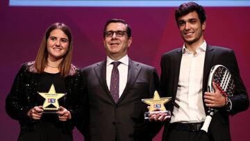 GRAF275. MADRID, 12/03/2018.- Los palistas Ariana Sánchez y Alejandro Galán (d), galardonados con los premios a jugadores revelación de 2017, posan junto al consejero delegado del World Padel Tour, José Luis Serrano, durante la Gala WPT 2018, en la que se premian a los más destacados del año pasado y se celebra la presentación del circuito de la nueva temporada del World Padel Tour, hoy en el Teatro Goya de Madrid. EFE/Mariscal