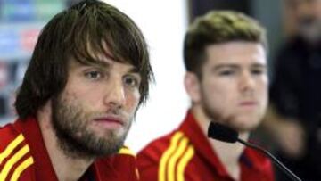 Michu, en primer plano, con Alberto Moreno al fondo.