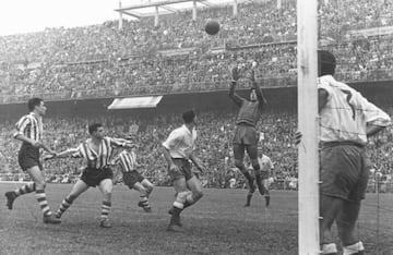 Natural de Cambados (Pontevedra), jugó siete temporadas en el Atlético, las cinco primeras como titular indiscutible y las dos siguientes como suplente de Madinabeytia. Ganó dos Copas, las primeras del club madrileño y ambas al Real Madrid, y una Recopa de Europa (61-62).